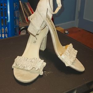 SUPER CUTE UNISA 8 1/2 SUEDE CREAM COLORED BLOCK HEELS‼️👠